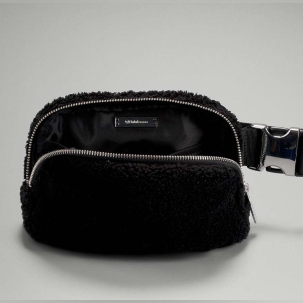 Lululemon Everywhere Fleece Belt Bag 1L - Picture 2 of 11